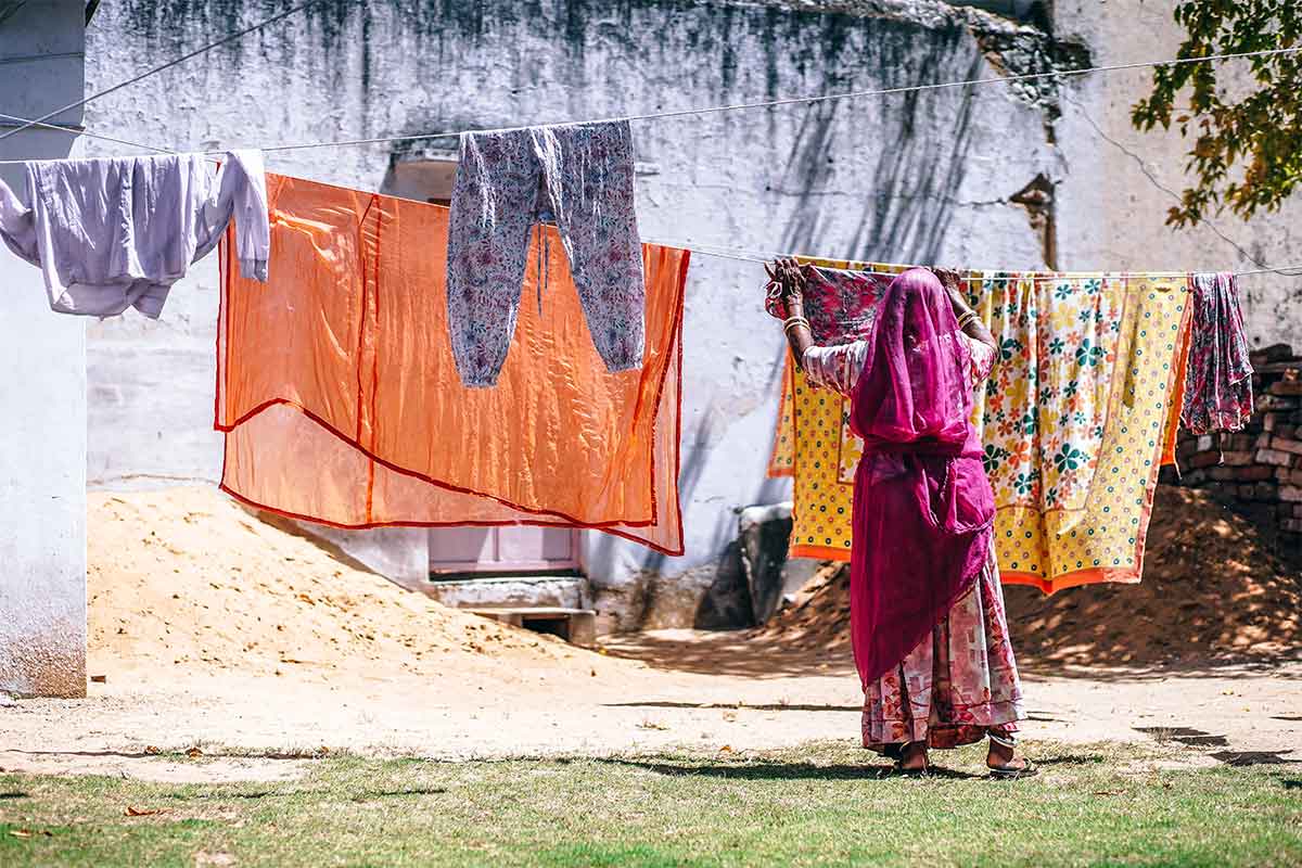 inde, femme étendant sa lessive