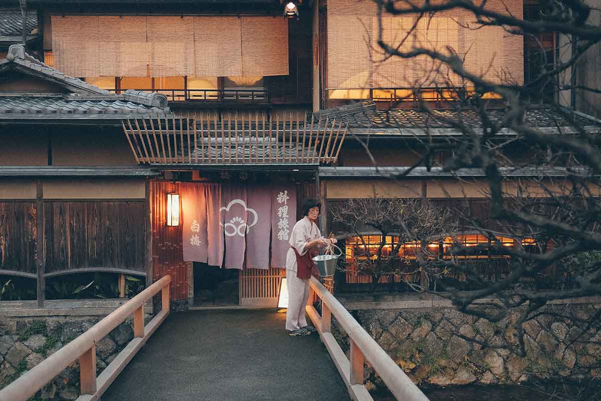 japon, femmes puisant de l'eau dans la rivière