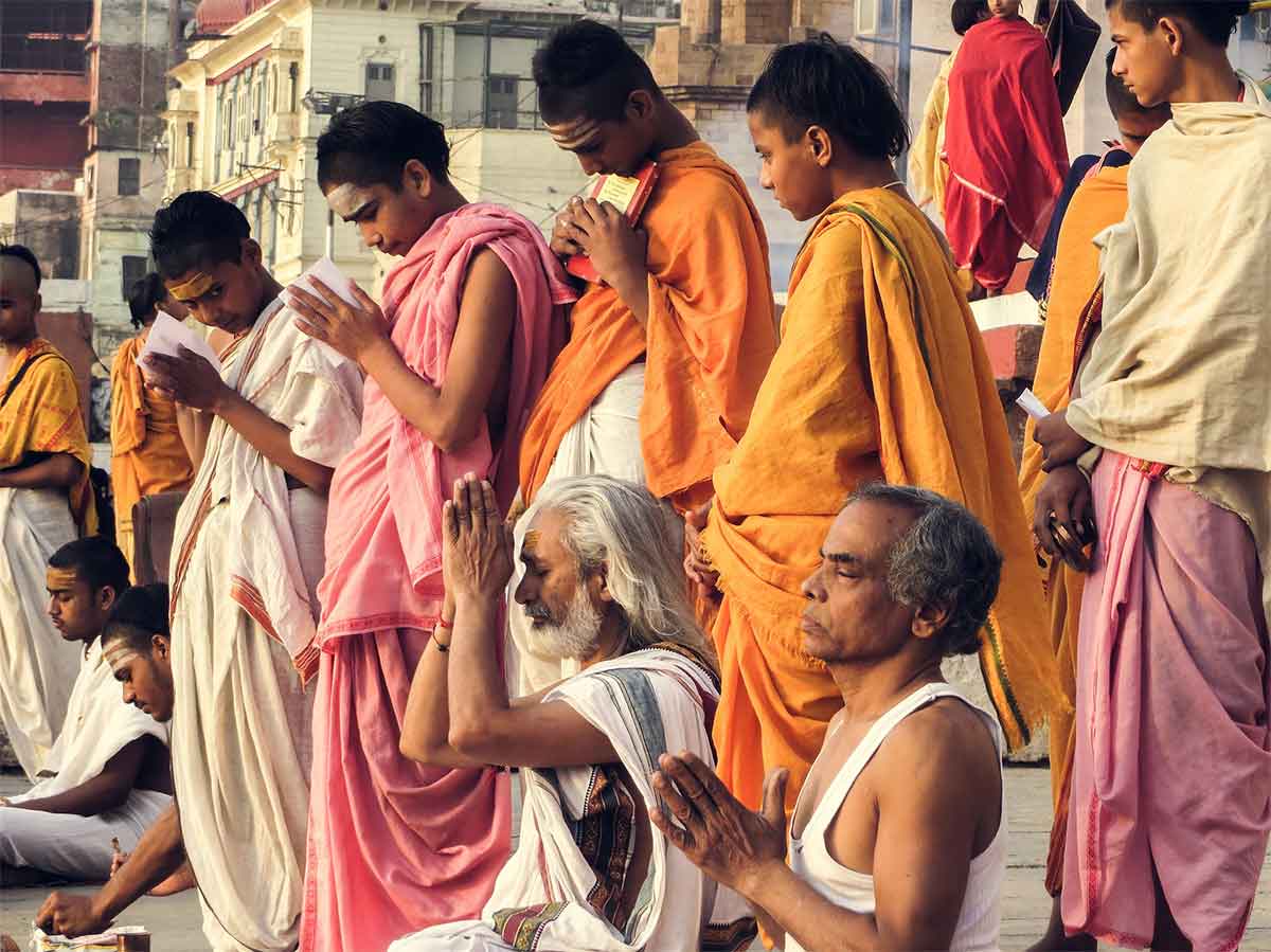 brahman sur les ghats à Benares