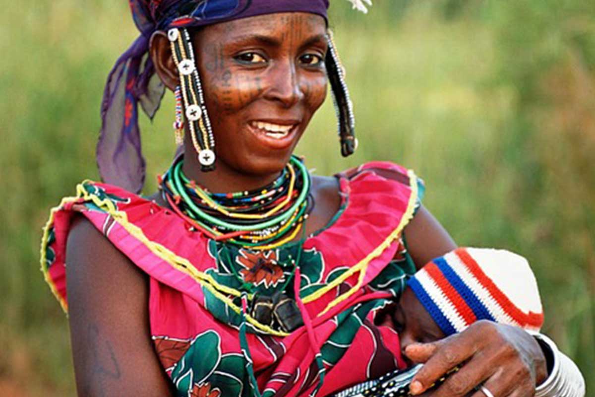 Une femme locale avec son bébé au Bénin