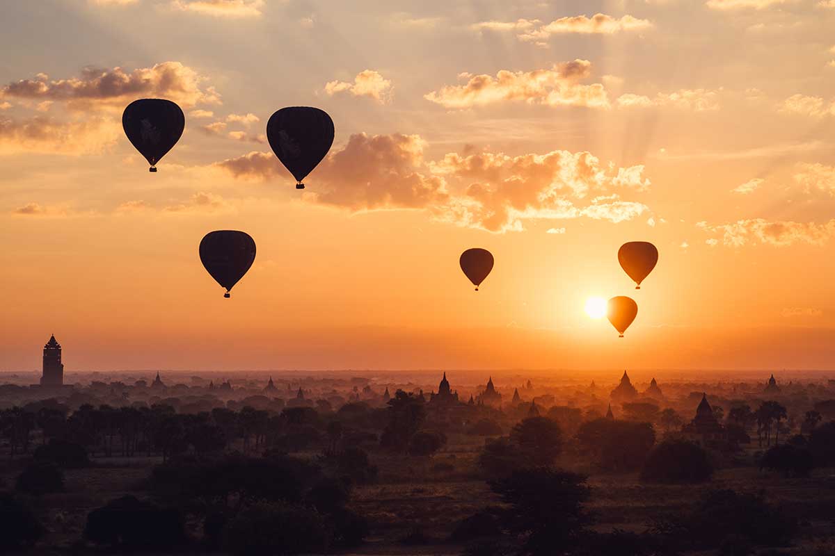 temples de Bagan en montgolfière