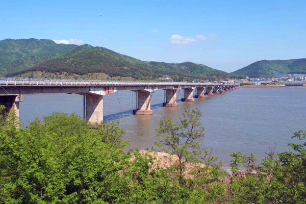 pont menant sur l'île de Ganghwa en corée du sud 